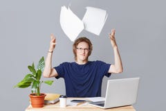 Den förargade affärsmannen har problem med att förbereda den finansiella rapporten, arbetar på bärbar datordatoren, kastlegitimat arkivbilder Den förargade affärsmannen har problem med att förbereda den finansiella rapporten, arbetar på bärbar datordatoren, kastlegitimat arkivbilder