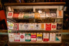 den gamla cigarettprodukten ställer ut in på Bangkok THAILAND 26 Oktober arkivbild den gamla cigarettprodukten ställer ut in på Bangkok THAILAND 26 Oktober arkivbild