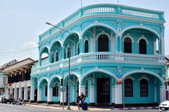 Den gamla fyra-himmel byggnaden som besökte den gamla staden av Phuket royaltyfria foton Den gamla fyra-himmel byggnaden som besökte den gamla staden av Phuket royaltyfria foton