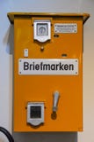 Den gamla stämpeln automatiserar Briefmarken arkivbild Den gamla stämpeln automatiserar Briefmarken arkivbild
