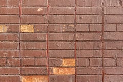Den gamla tegelstenväggen målas med brun målarfärg Tom bakgrund med murverktextur arkivfoto Den gamla tegelstenväggen målas med brun målarfärg Tom bakgrund med murverktextur arkivfoto