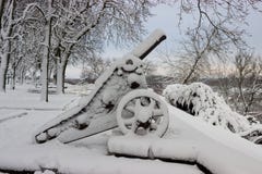 Den gamla täckte kanonen och träd snöar efter vinterstormen Fotografering för Bildbyråer Den gamla täckte kanonen och träd snöar efter vinterstormen Fotografering för Bildbyråer