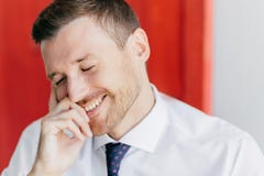 Den glade orakade mannen med det lyckliga uttryckt, fniss på det roliga skämtet, slut synar med nöje, den iklädda eleganta vita s royaltyfria foton Den glade orakade mannen med det lyckliga uttryckt, fniss på det roliga skämtet, slut synar med nöje, den iklädda eleganta vita s royaltyfria foton