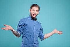 Den gladlynta unga hipsteren visar positiv chock royaltyfria foton Den gladlynta unga hipsteren visar positiv chock royaltyfria foton