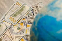 Den globala översikten är ett tecken av många sedlar och räkningar av olika tillstånd globalt i US dollar arkivbild Den globala översikten är ett tecken av många sedlar och räkningar av olika tillstånd globalt i US dollar arkivbild