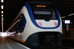 Den Hague, los Países Bajos, el 15 de febrero de 2019: La opinión trasera un esprinter blanco del tren del ns imagen de archivo Den Hague, los Países Bajos, el 15 de febrero de 2019: La opinión trasera un esprinter blanco del tren del ns imagen de archivo