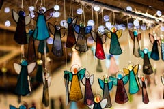 Den handgjorda målat glassängeln formade julpynt royaltyfria bilder Den handgjorda målat glassängeln formade julpynt royaltyfria bilder