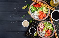 Den hawaianska laxfisken petar bunken med ris, avokadot, paprika, gurkan, rädisan, sesamfrö och limefrukt Buddhabunke banta mat ö fotografering för bildbyråer Den hawaianska laxfisken petar bunken med ris, avokadot, paprika, gurkan, rädisan, sesamfrö och limefrukt Buddhabunke banta mat ö fotografering för bildbyråer