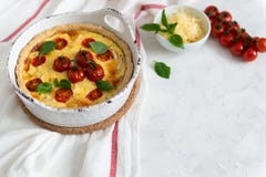 Den hemlagade tomatpajen med basilika lämnar ans-ost på den vita bordduken kopiera avstånd fotografering för bildbyråer Den hemlagade tomatpajen med basilika lämnar ans-ost på den vita bordduken kopiera avstånd fotografering för bildbyråer
