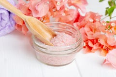 Den Himalayan rosa brunnsorten saltar i en exponeringsglasbunke med bougainvilleablomman på en vit bakgrund Massage aromatherapy arkivbild Den Himalayan rosa brunnsorten saltar i en exponeringsglasbunke med bougainvilleablomman på en vit bakgrund Massage aromatherapy arkivbild