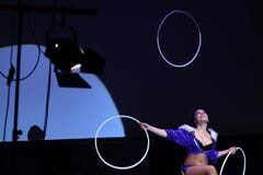 Den Hula beslagjonglören Jessica utför royaltyfria bilder Den Hula beslagjonglören Jessica utför royaltyfria bilder