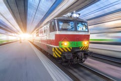 Den huvudsakliga elektriska lokomotivet av passageraredrevet på stationen royaltyfria foton Den huvudsakliga elektriska lokomotivet av passageraredrevet på stationen royaltyfria foton