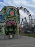 Den huvudsakliga ingången och pariserhjulen på bakgrunden i Prateren parkerar, Wien, Österrike arkivfoto Den huvudsakliga ingången och pariserhjulen på bakgrunden i Prateren parkerar, Wien, Österrike arkivfoto