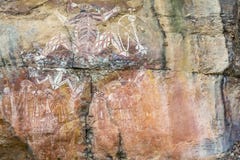 Den härliga aboriginer vaggar målningar på Nourlangie vaggar, Kakadu parkerar, Australien arkivbilder Den härliga aboriginer vaggar målningar på Nourlangie vaggar, Kakadu parkerar, Australien arkivbilder