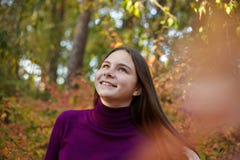 Den härliga emotionella flickan i höst parkerar fotografering för bildbyråer Den härliga emotionella flickan i höst parkerar fotografering för bildbyråer
