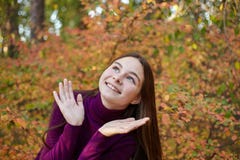 Den härliga emotionella flickan i höst parkerar arkivfoto Den härliga emotionella flickan i höst parkerar arkivfoto
