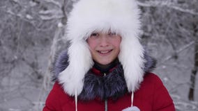 Den härliga flickan som ler i den snöig vintern, parkerar Lycklig tonåring i snöig skog stock video Den härliga flickan som ler i den snöig vintern, parkerar Lycklig tonåring i snöig skog stock video