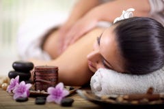 Den härliga kvinnan som har en wellness tillbaka, masserar royaltyfria foton Den härliga kvinnan som har en wellness tillbaka, masserar royaltyfria foton