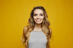Den härliga och trendiga blonda modellflickan med ett charmigt leende i den vita randiga klänningen har en gyckel och att posera royaltyfri foto Den härliga och trendiga blonda modellflickan med ett charmigt leende i den vita randiga klänningen har en gyckel och att posera royaltyfri foto