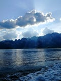 Den härliga sikten från sjön Kaosok till vaggar, moln och blå himmel arkivfoton Den härliga sikten från sjön Kaosok till vaggar, moln och blå himmel arkivfoton
