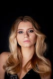 Den härliga unga blonda kvinnan med yrkesmässig makeup Smokey synar royaltyfria foton Den härliga unga blonda kvinnan med yrkesmässig makeup Smokey synar royaltyfria foton
