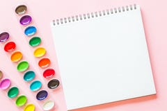 Den idérika lägenheten lägger av den vattenfärgpaletter och anteckningsboken Konstn?rarbetsplats p? en rosa pastellf?rgad bakgrun vektor illustrationer Den idérika lägenheten lägger av den vattenfärgpaletter och anteckningsboken Konstn?rarbetsplats p? en rosa pastellf?rgad bakgrun vektor illustrationer