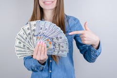 Den kantjusterade closeupfotoståenden av den charmiga trevliga positiva glade tyckande om utövande arbetaranställdstudenten vet h arkivbilder Den kantjusterade closeupfotoståenden av den charmiga trevliga positiva glade tyckande om utövande arbetaranställdstudenten vet h arkivbilder