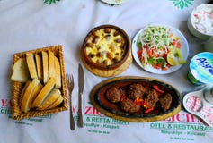Den Kofta maträtten, salladen och brödet är en krukmakeri i en orientalisk stad som lokaliseras i öst av fotografering för bildbyråer Den Kofta maträtten, salladen och brödet är en krukmakeri i en orientalisk stad som lokaliseras i öst av fotografering för bildbyråer