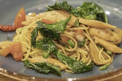 Den kryddiga räkan och tioarmade bläckfisken för spagetti med grönsaker royaltyfria foton Den kryddiga räkan och tioarmade bläckfisken för spagetti med grönsaker royaltyfria foton