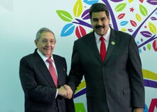 Den kubanska presidenten Raul Castro hälsar den venezuelanska presidenten Nicolas Maduro arkivfoto Den kubanska presidenten Raul Castro hälsar den venezuelanska presidenten Nicolas Maduro arkivfoto