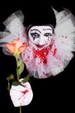 Den kusliga clownen ger tittare en ro royaltyfria foton Den kusliga clownen ger tittare en ro royaltyfria foton