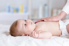 Den kvinnliga handen med behandla som ett barn royaltyfri fotografi Den kvinnliga handen med behandla som ett barn royaltyfri fotografi