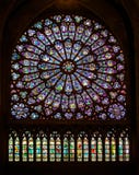 Den legendariska Notren Dame Cathedral lokaliseras i mitten av Paris på ön av Cité F?r den ruskiga branden var ber?mt f arkivfoton Den legendariska Notren Dame Cathedral lokaliseras i mitten av Paris på ön av Cité F?r den ruskiga branden var ber?mt f arkivfoton