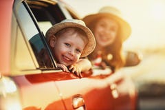 Den lyckliga familjmodern och barnpojken g?r till sommarloppturen i bil royaltyfri fotografi Den lyckliga familjmodern och barnpojken g?r till sommarloppturen i bil royaltyfri fotografi