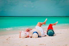Den lyckliga mamman med sonen och dottern kopplar av på stranden arkivfoto Den lyckliga mamman med sonen och dottern kopplar av på stranden arkivfoto
