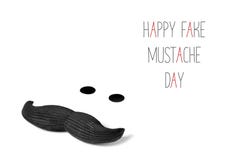 Den lyckliga mustaschen och text fejkar mustaschdag royaltyfri foto Den lyckliga mustaschen och text fejkar mustaschdag royaltyfri foto