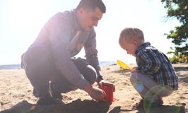 Den lyckliga upphetsade fadern och sonen som spelar på sommar, sätter på land, tycker om liv arkivbild Den lyckliga upphetsade fadern och sonen som spelar på sommar, sätter på land, tycker om liv arkivbild