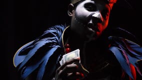 Den lömska medicinmannen mottog pengar arkivfilmer Den lömska medicinmannen mottog pengar arkivfilmer