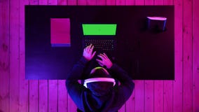 Den manliga gameren spelar lekar p? hans b?rbar dator Gr?n sk?rmmodellsk?rm lager videofilmer Den manliga gameren spelar lekar p? hans b?rbar dator Gr?n sk?rmmodellsk?rm lager videofilmer