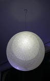 Den Mayuhana hängen från Yamagiwa planlade vid Toyo Ito som installerades i en modern lägenhet arkivbilder Den Mayuhana hängen från Yamagiwa planlade vid Toyo Ito som installerades i en modern lägenhet arkivbilder