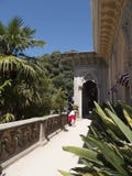 Den Monserrate slotten är en exotisk palatslik villa och gardenlocated i Sintra, Portugal, den traditionella sommarsemesterorten Royaltyfri Bild Den Monserrate slotten är en exotisk palatslik villa och gardenlocated i Sintra, Portugal, den traditionella sommarsemesterorten Royaltyfri Bild