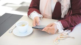 Den muslimska flickan ringer ett nummer på en mobiltelefon stock video Den muslimska flickan ringer ett nummer på en mobiltelefon stock video