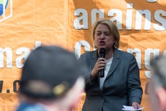 Den Natalie Bennett E Miljöpartietledaren talar till personerna som protesterar in royaltyfria bilder Den Natalie Bennett E Miljöpartietledaren talar till personerna som protesterar in royaltyfria bilder