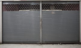 Den nära slutaren eller den rullande dörren av shoppar bakgrund med kopieringsutrymme arkivbild Den nära slutaren eller den rullande dörren av shoppar bakgrund med kopieringsutrymme arkivbild