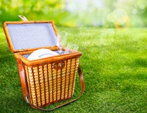 Picknickkorg på en solig grön lawn fotografering för bildbyråer Picknickkorg på en solig grön lawn fotografering för bildbyråer