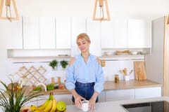 Den nätta flickan går in i kök och elasticiteter som tycker om morgon c arkivfoton Den nätta flickan går in i kök och elasticiteter som tycker om morgon c arkivfoton