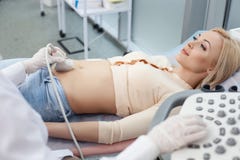 Den nätta gravida damen besöker hennes doktor arkivfoto Den nätta gravida damen besöker hennes doktor arkivfoto