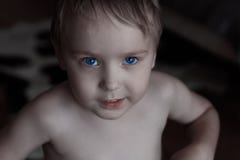 Den nätta gulliga caucasianen behandla som ett barn pojken med ljusa blickar för blåa ögon till kameran Starka positiva sinnesrör royaltyfria bilder Den nätta gulliga caucasianen behandla som ett barn pojken med ljusa blickar för blåa ögon till kameran Starka positiva sinnesrör royaltyfria bilder