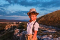 Den nätta pysen i hatt ler royaltyfri fotografi Den nätta pysen i hatt ler royaltyfri fotografi