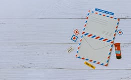 Den plana sikten av tom vykortåtlöje upp ram dekorerar med klistermärkear på den träbeigea tabellen arkivfoton Den plana sikten av tom vykortåtlöje upp ram dekorerar med klistermärkear på den träbeigea tabellen arkivfoton